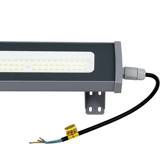 Luxula LED-Strahler LED-Hallenstrahler - 50 W, 6.200 lm, 5.000 K, L x B x H: 332 x 95 x 53 mm, IP65 - Graue LED-Linearleuchte mit klarer Abdeckung, sichtbaren LED-Chips, Montagebügeln und schwarzem Stromkabel mit offenen Adern.