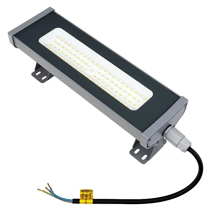 Luxula LED-Strahler LED-Hallenstrahler - 50 W, 6.200 lm, 5.000 K, L x B x H: 332 x 95 x 53 mm, IP65 - Rechteckige LED-Lichtleiste mit grauem Gehäuse, gelben LED-Chips und schwarzem Stromkabel mit blanken Drähten und Anschlusskennzeichnung.