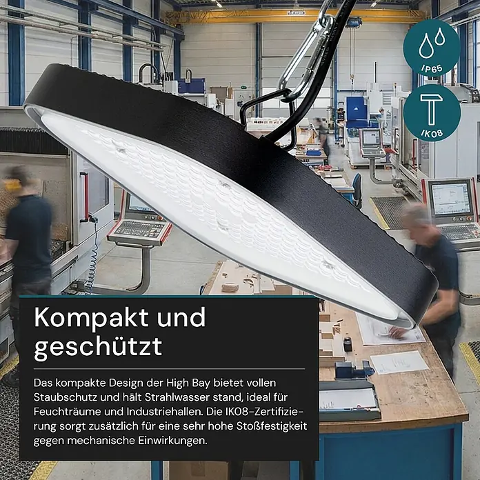 Luxula LED-Strahler LED-Hallenstrahler - 150 W, 18.000 lm, 5.000 K, L x B x H: 260 x 260 x 105 mm, IP65 - Schwarze industrielle LED-Hallenleuchte, robust für raue Umgebungen, in einer Fabrik aufgehängt.