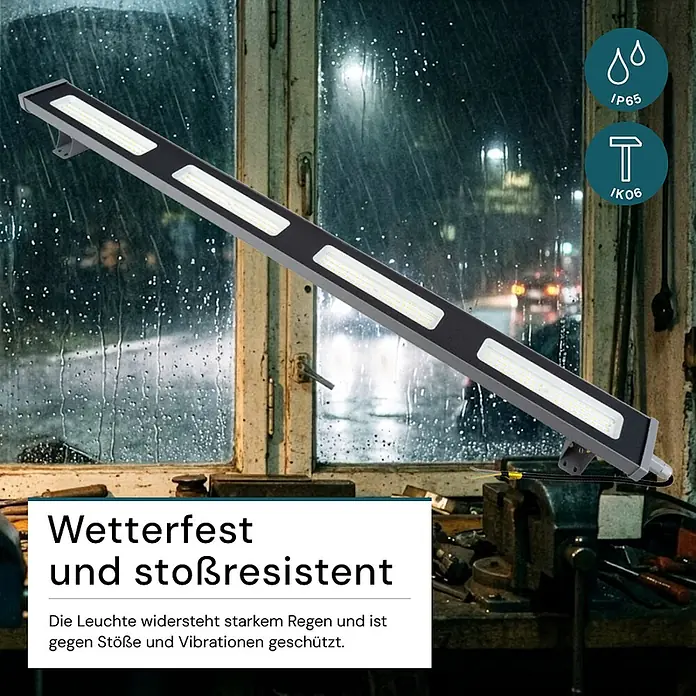 Luxula LED-Strahler LED-Hallenstrahler - 200 W, 25.000 lm, 5.000 K, L x B x H: 1.222 x 95 x 53 mm, IP65 - Lange, grau-schwarze LED-Lichtleiste im robusten Metallgehäuse, wetterfest und stoßfest, sichtbar vor einem regnerischen Hintergrund.