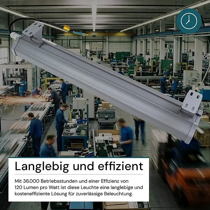 Luxula LED-Strahler LED-Hallenstrahler - 100 W, 12.400 lm, 5.000 K, IP65 - Lange graue Industrie-LED-Leuchte mit Halterungen und freiliegenden Kabeln, im Hintergrund eine Fabrik.