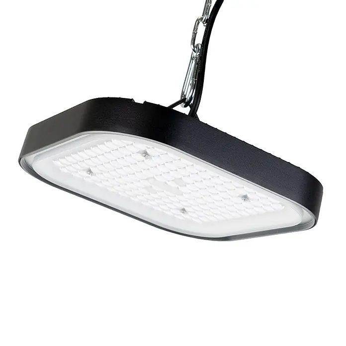 Luxula LED-Strahler LED-Hallenstrahler - 200 W, 24.000 lm, 5.000 K, L x B x H: 320 x 320 x 111 mm, IP65 - Schwarze, rechteckige LED-Leuchte mit weißem Wabenmuster-Lichtpaneel, an einer Metallkette aufgehängt.