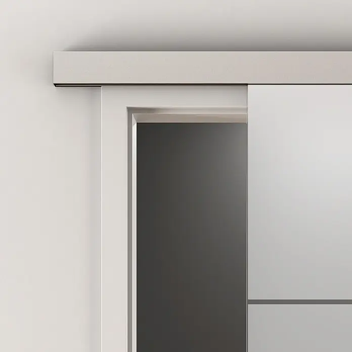 Diamond Doors Abstands-Set Linea 60 2.0 - Edelstahloptik, 2.200 x 18,5 x 63,5 mm, Passend für: Diamond Doors Glasschiebetür-Beschlag Linea 60 2.0 - Schiebetürsystem mit hellgrauer Laufschiene, weißem Rahmen und hellgrauer Türplatte.