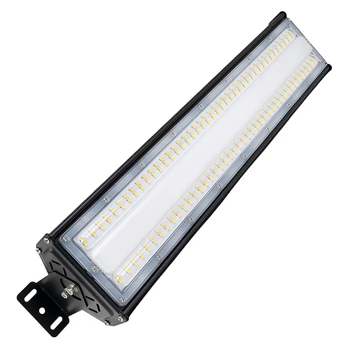 Luxula LED-Strahler LED-Hallenstrahler - 50 W, 6.000 lm, 5.000 K, L x B x H: 285 x 118 x 78 mm, IP65 - Rechteckiger schwarzer LED-Fluter mit mehreren Reihen warmweißer LEDs und matter Abdeckung, montiert an verstellbarer Halterung.