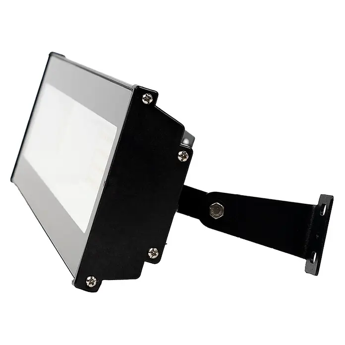Luxula LED-Strahler LED-Hallenstrahler - 100 W, 10.000 lm, 4.000 K, L x B x H: 513 x 124 x 46 mm, IP65 - Schwarzer LED-Flutlichtstrahler mit klarer Frontscheibe, an einer verstellbaren schwarzen Halterung montiert.