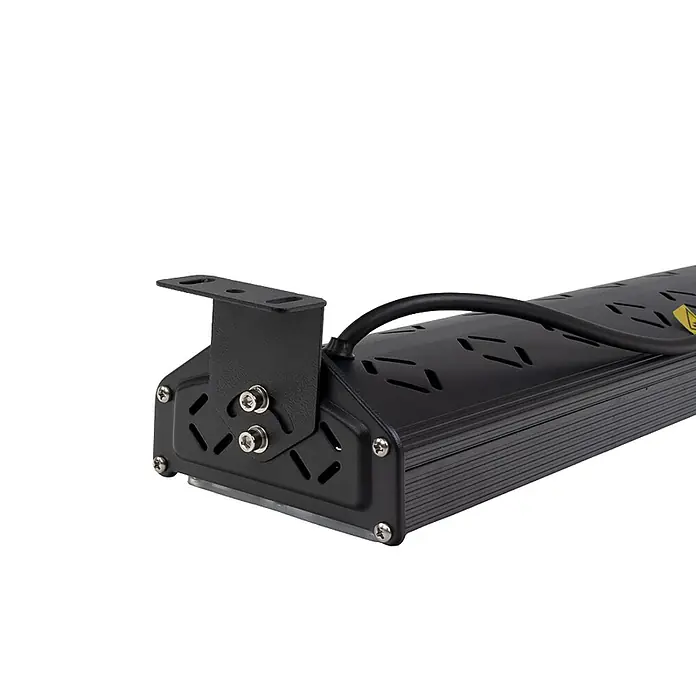 Luxula LED-Strahler LED-Hallenstrahler - 50 W, 6.000 lm, 5.000 K, L x B x H: 285 x 118 x 78 mm, IP65 - Schwarze LED-Lichtleiste mit verstellbarer Halterung und Stromkabel, perforierte Oberseite zur Wärmeableitung.