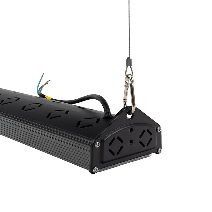 Luxula LED-Strahler LED-Hallenstrahler - 50 W, 6.000 lm, 5.000 K, L x B x H: 285 x 118 x 78 mm, IP65 - Schwarze, rechteckige LED-Leuchte mit Lüftungsschlitzen, freiliegenden Stromkabeln, an einem Drahtseil und Karabinerhaken aufgehängt.