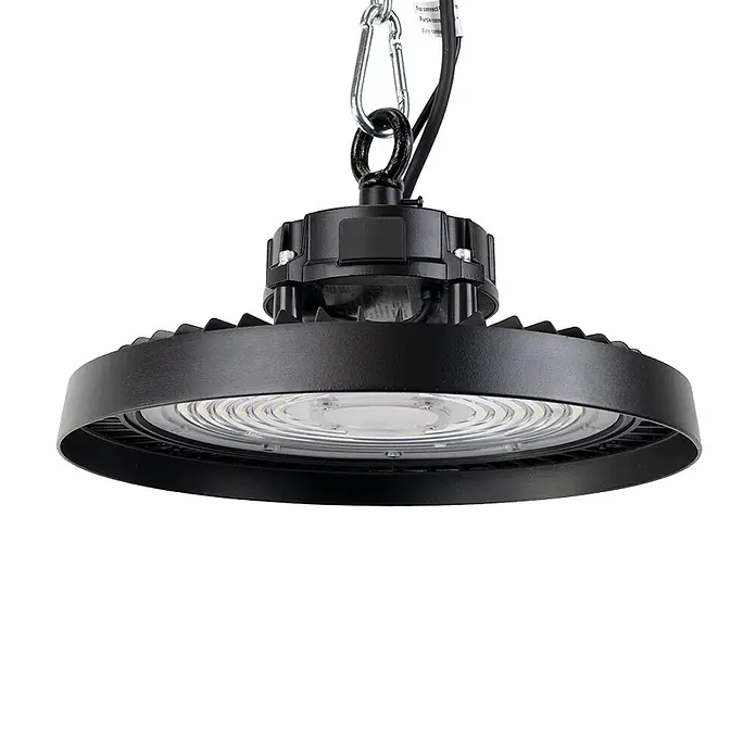 Enovalite LED-Strahler LED-Hallenstrahler - 200 W, 34.000 lm, 5.000 K, IP65 - Schwarze LED-Hallenleuchte mit geripptem Metallgehäuse und klarer Abdeckung, an einer Kette aufgehängt.
