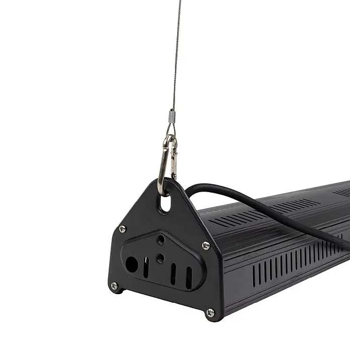 Enovalite LED-Strahler LED-Hallenstrahler - 200 W, 24.000 lm, 5.000 K, L x B x H: 1.115 x 115 x 105 mm, IP65 - Schwarze rechteckige LED-Pflanzenlampe, aufgehängt an einem Metalldraht und Karabinerhaken, mit Lüftungsschlitzen am Gehäuse.