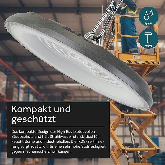 Luxula LED-Strahler LED-Hallenstrahler - 200 W, 20.000 lm, 4.000 K, L x B x H: 235 x 235 x 68 mm, IP65 - Robuste dunkelgraue High-Bay-Leuchte (IP65, IK08) mit weißem Diffusor, in einer Industriehalle aufgehängt.