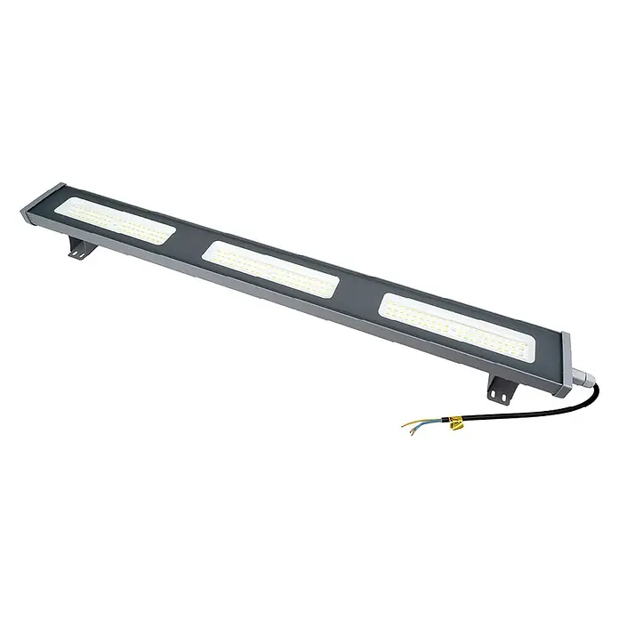 Luxula LED-Strahler LED-Hallenstrahler - 150 W, 18.700 lm, 5.000 K, L x B x H: 922 x 95 x 53 mm, IP65 - Lange, dunkelgraue LED-Leuchte mit drei rechteckigen Lichtpaneelen, Montagehalterungen und offenliegender Verkabelung.
