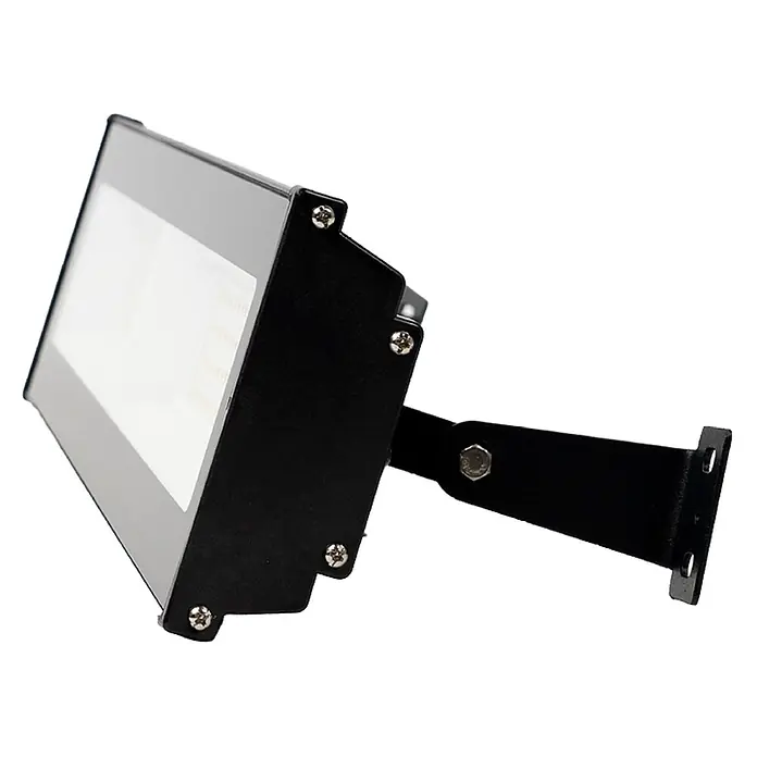 Luxula LED-Strahler LED-Hallenstrahler - 150 W, 15.000 lm, 4.000 K, L x B x H: 763 x 124 x 46 mm, IP65 - Schwarzer LED-Fluter mit weißer Lichtfläche und verstellbarer schwarzer Halterung.