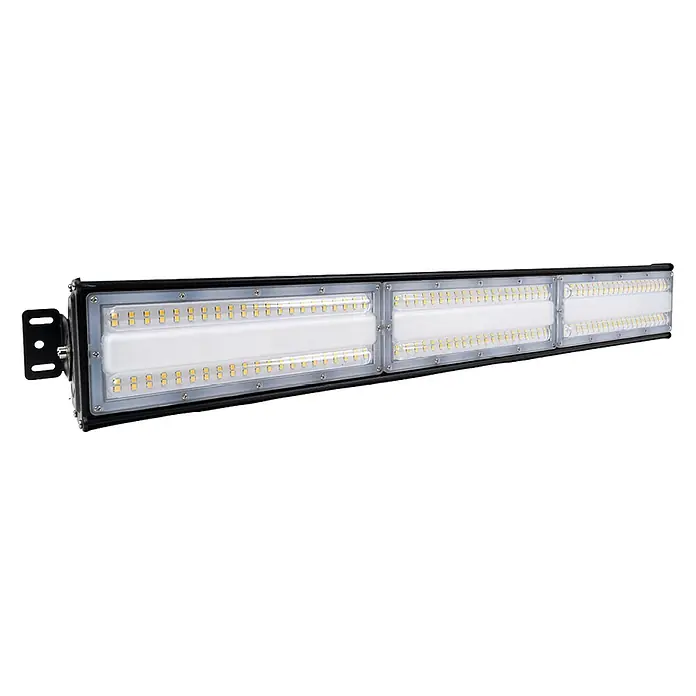 Luxula LED-Strahler LED-Hallenstrahler - 150 W, 18.000 lm, 5.000 K, IP65 - Lange schwarze LED-Lichtleiste mit transparenten Paneelen, die goldgelbe LED-Chips und weiße Diffusoren zeigen, inklusive schwarzer Montagehalterung.