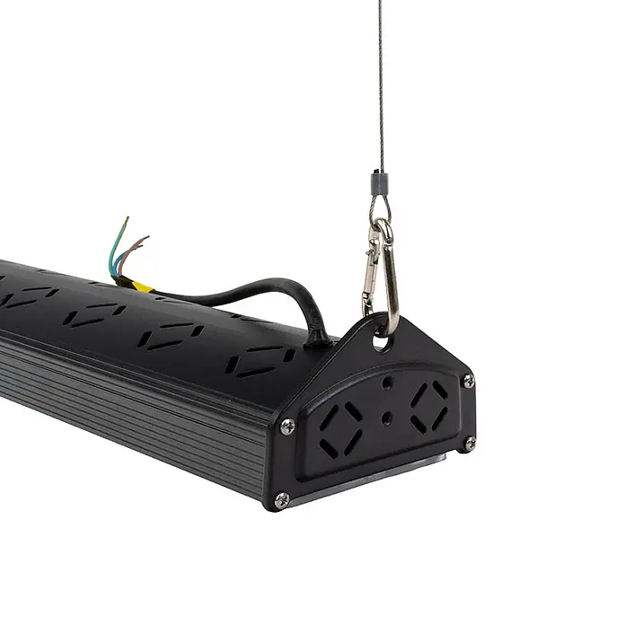 Luxula LED-Strahler LED-Hallenstrahler - 150 W, 18.000 lm, 5.000 K, IP65 - Schwarze, lineare LED-Leuchte, aufgehängt an Drahtseil und Karabinerhaken, mit freiliegenden Kabeln und Lüftungsschlitzen.