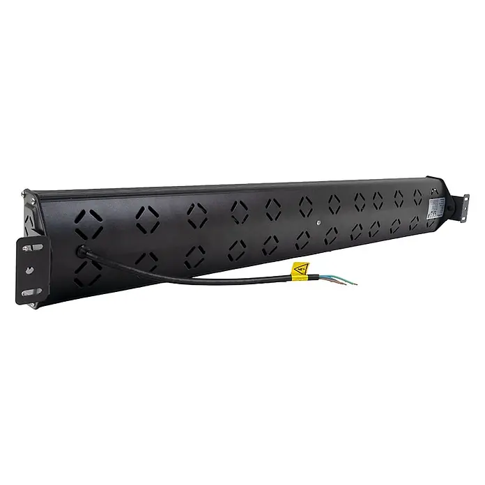 Luxula LED-Strahler LED-Hallenstrahler - 150 W, 18.000 lm, 5.000 K, IP65 - Schwarzes rechteckiges Heizelement mit perforierter Rückseite, Montagehalterungen und Stromkabel.