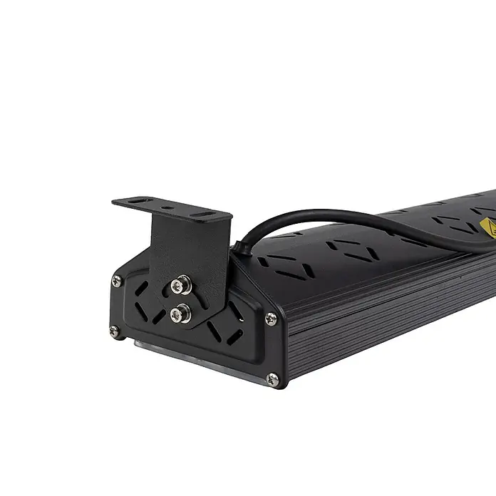 Luxula LED-Strahler LED-Hallenstrahler - 150 W, 18.000 lm, 5.000 K, IP65 - Schwarze rechteckige LED-Lichtleiste mit Metallhalterung und Stromkabel.
