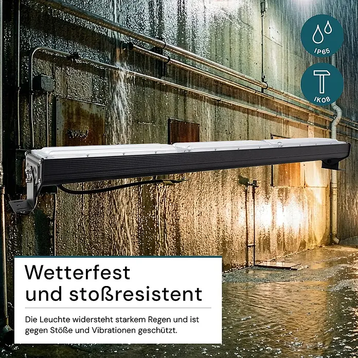 Luxula LED-Strahler LED-Hallenstrahler - 150 W, 18.000 lm, 5.000 K, IP65 - Schwarze lineare LED-Leuchte an nasser Wand, demonstriert IP65-Wetterfestigkeit und IK08-Stoßfestigkeit.