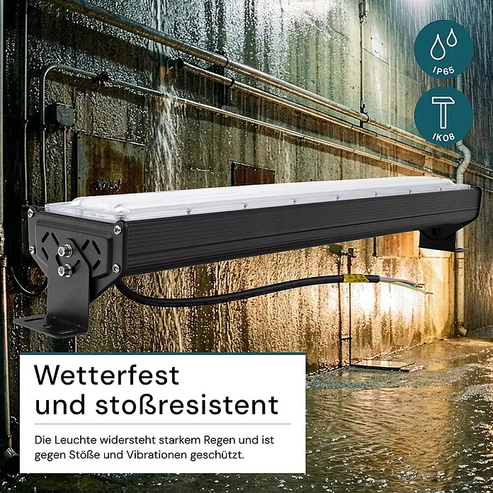 Luxula LED-Strahler LED-Hallenstrahler - 100 W, 12.000 lm, 5.000 K, L x B x H: 545 x 118 x 78 mm, IP65 - Schwarze, wetterfeste LED-Lichtleiste an einer feuchten Wand, bereit für die Installation.