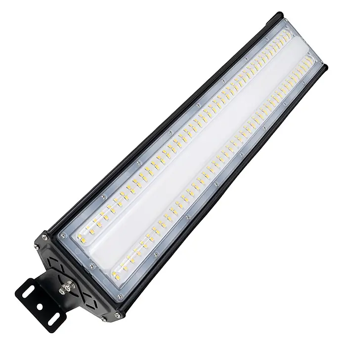 Luxula LED-Strahler LED-Hallenstrahler - 100 W, 12.000 lm, 5.000 K, L x B x H: 545 x 118 x 78 mm, IP65 - Rechteckiger schwarzer LED-Fluter mit sichtbaren LED-Chips und einer Montagehalterung.