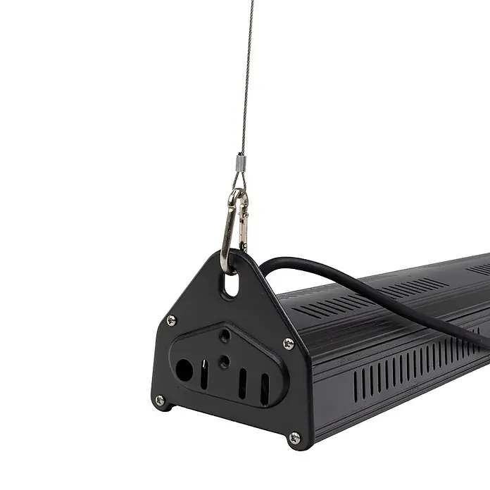 Enovalite LED-Strahler LED-Hallenstrahler - 50 W, 6.000 lm, 5.000 K, IP65 - Schwarze rechteckige LED-Pflanzenleuchte, aufgehängt an einem Metallkabel mit Karabinerhaken.