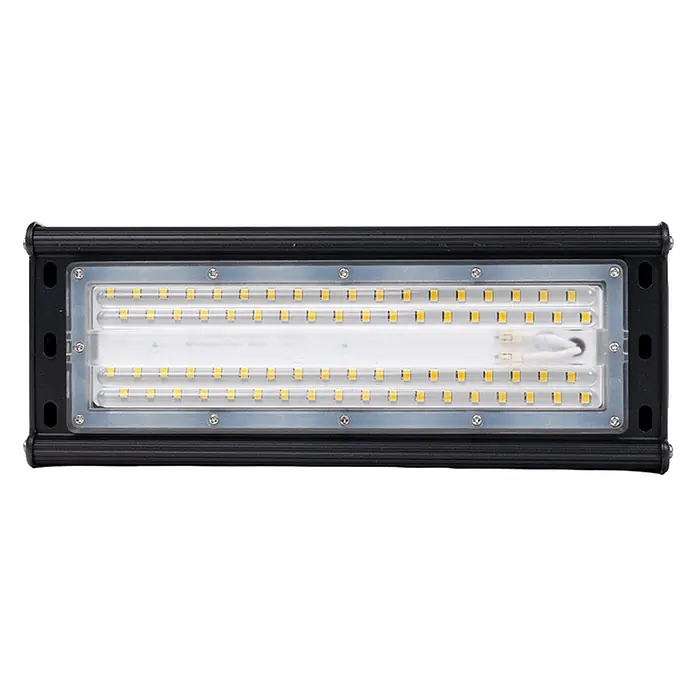 Enovalite LED-Strahler LED-Hallenstrahler - 50 W, 6.000 lm, 5.000 K, IP65 - Schwarze LED-Lichtleiste mit transparenter Abdeckung und mehreren Reihen gelber LED-Chips.