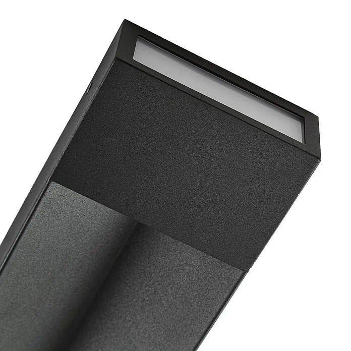 Lucande Außenwandleuchte Kaholo - schwarz, schwarz, IP44 - Schwarze, texturierte, eckige LED-Außenleuchte mit oberem Lichtstreifen und unterer Lichtöffnung.