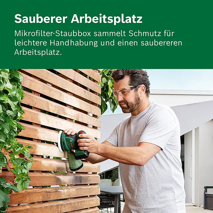Bosch Power for All 18V Akku-Exzenterschleifer EasyOrbit 18V-10 - 18 V, Ohne Akku, Durchmesser Schleifteller: 125 mm - Ein Mann schleift mit einem grün-schwarzen Bosch Exzenterschleifer einen Holzzaun. Das Werkzeug hat eine Staubbox.