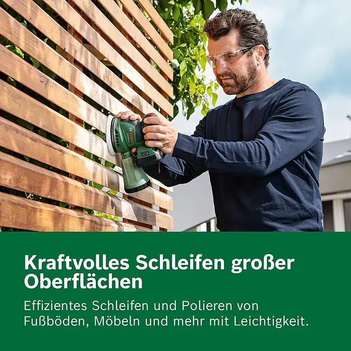 Bosch Power for All 18V Akku-Exzenterschleifer UniversalOrbit 18V-20 - 18 V, Ohne Akku, Durchmesser Schleifteller: 125 mm - Grüner Bosch-Schwingschleifer, von einem Mann zum Schleifen einer Holzoberfläche verwendet.