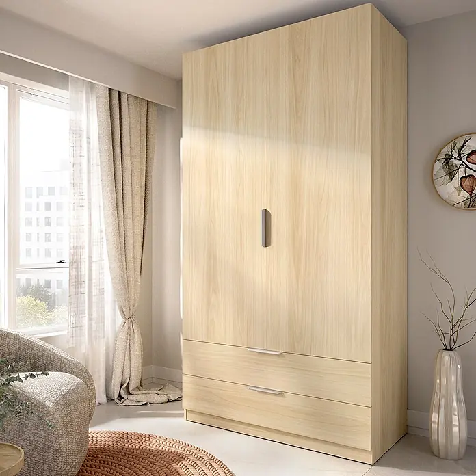 Dekit Armario para ropa Emax - L x An x Al: 51,4 x 91 x 203,5 cm, Roble claro, Número de cajones: 2 ud. - Armario alto de madera clara con dos puertas y dos cajones inferiores, tiradores plateados, en una habitación luminosa.