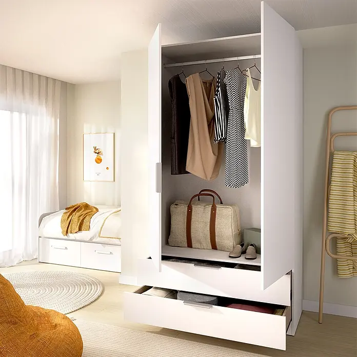 Dekit Armario para ropa Emax - L x An x Al: 51,4 x 91 x 203,5 cm, Blanco, Número de cajones: 2 ud. - Armario blanco con puertas y cajones abiertos, mostrando ropa colgada, una bolsa de viaje beige y zapatos en un dormitorio.
