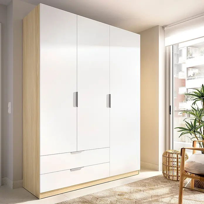 Dekit Armario para ropa Emax - L x An x Al: 51,4 x 136,6 x 203,5 cm, Roble claro/Blanco, Número de cajones: 2 ud. - Armario blanco moderno con detalles de madera clara, con cuatro puertas y dos cajones, en una habitación luminosa.