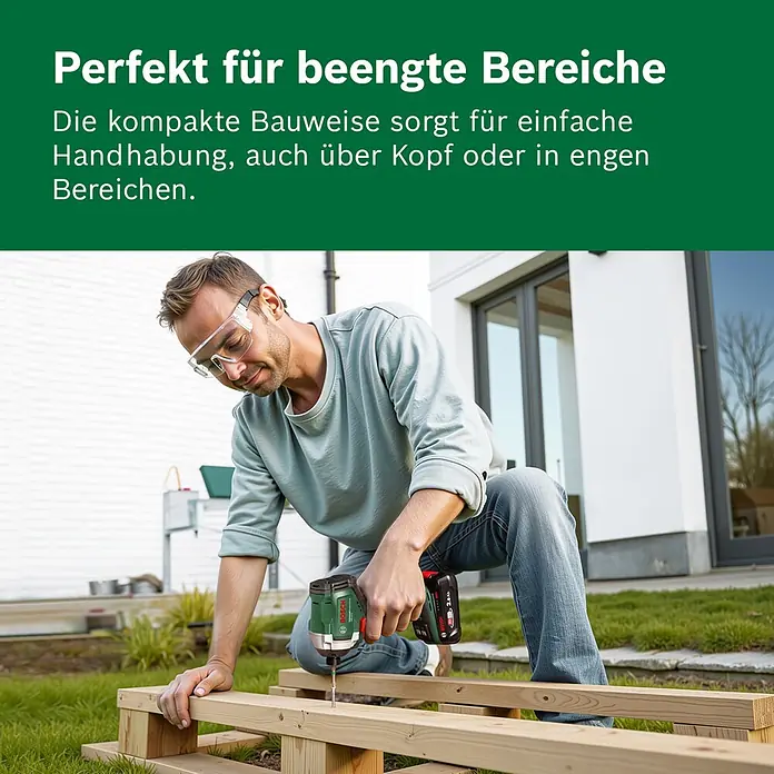 Bosch Power for All 18V Akku-Drehschlagschrauber UniversalImpactDrive 18V-210 - 18 V, Ohne Akku, 210 Nm - Ein Mann verwendet einen kompakten Bosch Schlagschrauber, um Holzbretter im Garten zu verschrauben. Ideal für enge Bereiche.