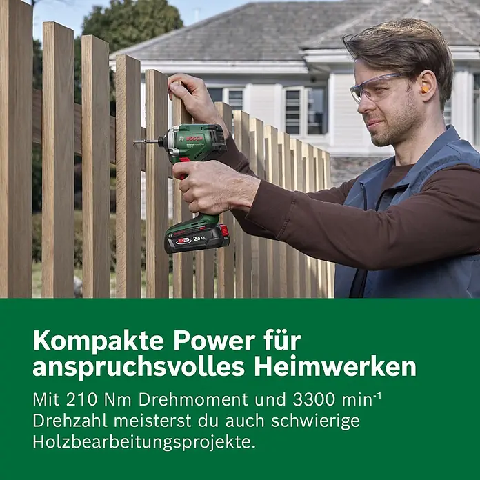 Bosch Power for All 18V Akku-Drehschlagschrauber UniversalImpactDrive 18V-210 - 18 V, Ohne Akku, 210 Nm - Mann baut einen Holzzaun mit einem grün-schwarzen Bosch Schlagschrauber. Er trägt Schutzbrille und Gehörschutz.