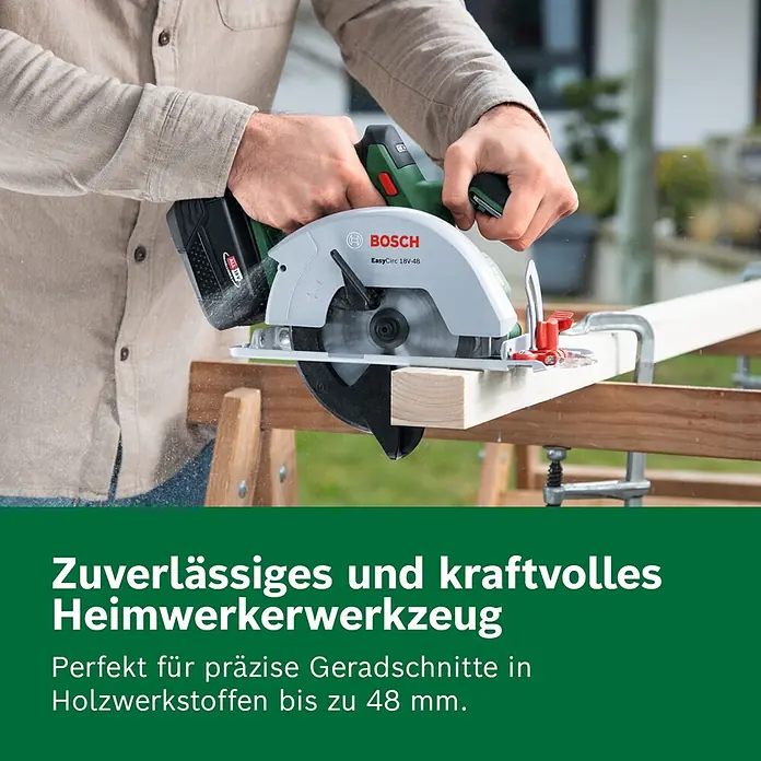 Bosch Power for All 18V Akku-Handkreissäge EasyCirc 18V-48 - 18 V, Ohne Akku, Durchmesser Sägeblatt: 150 mm, 4.200 U/min - Eine Person verwendet eine grüne und graue Bosch Akku-Kreissäge zum Sägen von Holz.