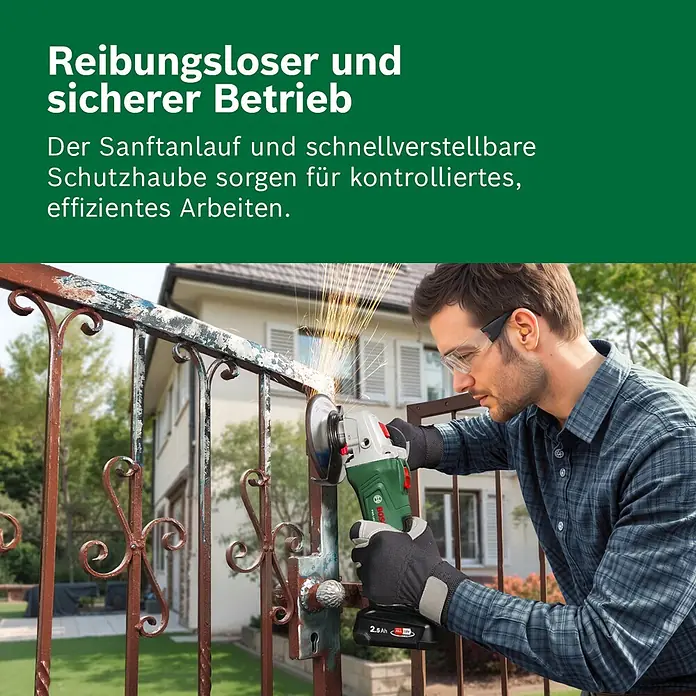 Bosch Power for All 18V Akku-Winkelschleifer PWS 18V-70 - 18 V, Ohne Akku, Durchmesser Scheibe: 125 mm - Mann benutzt einen kabellosen Bosch Winkelschleifer zum Bearbeiten eines Metalltors; Funken fliegen.
