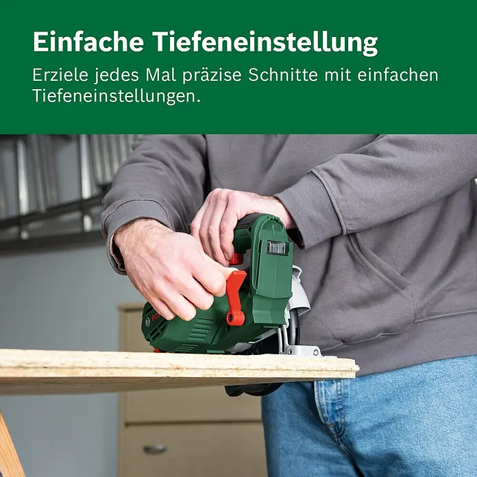 Bosch Power for All 18V Akku-Handkreissäge EasyCirc 18V-48 - 18 V, Ohne Akku, Durchmesser Sägeblatt: 150 mm, 4.200 U/min - Person nutzt grüne Bosch Mini-Kreissäge zum Holzschneiden. Einfache Tiefeneinstellung für präzise Schnitte.