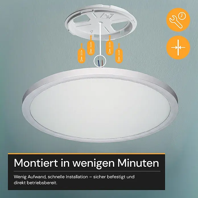 Enovalite LED-Deckenleuchte rund - 42 W, Ø x H: 50 cm x 35 mm, Weiß, Warmweiß - Runde, silberrandige LED-Deckenleuchte mit weißem Diffusor, bei der Installation mit Montageplatte, Schrauben und Kabeln an hellblauer Decke.