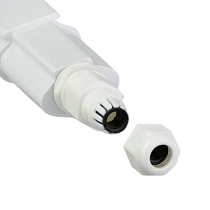 Luxula LED-Feuchtraumlichtleiste Runde LED Deckenleuchte - L x B x H: 150 x 6 x 4,3 cm, 24 W - Weiße Kabelverschraubung aus Kunststoff mit abgenommenem Verschluss, offenbart Kabelgriff und Gummidichtung.