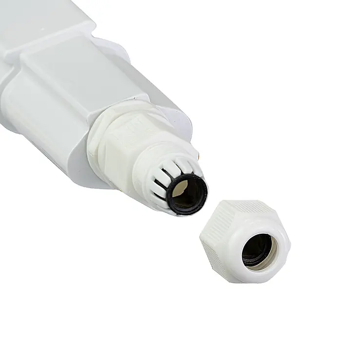 Luxula LED-Feuchtraumlichtleiste Runde LED Deckenleuchte - 9 W - Weiße Kunststoff-Kabelverschraubung mit abgenommener Kappe, zeigt innere Dichtung.