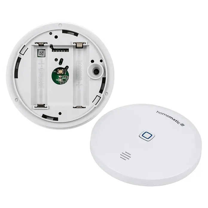 Homematic IP Wassersensor HmIP-SWD-2 - Batteriebetrieben - Weißer runder Smart-Home-Sensor, einer offen mit AAA-Batteriefächern und Platine, der andere mit Homematic IP Logo und blauem Knopf.