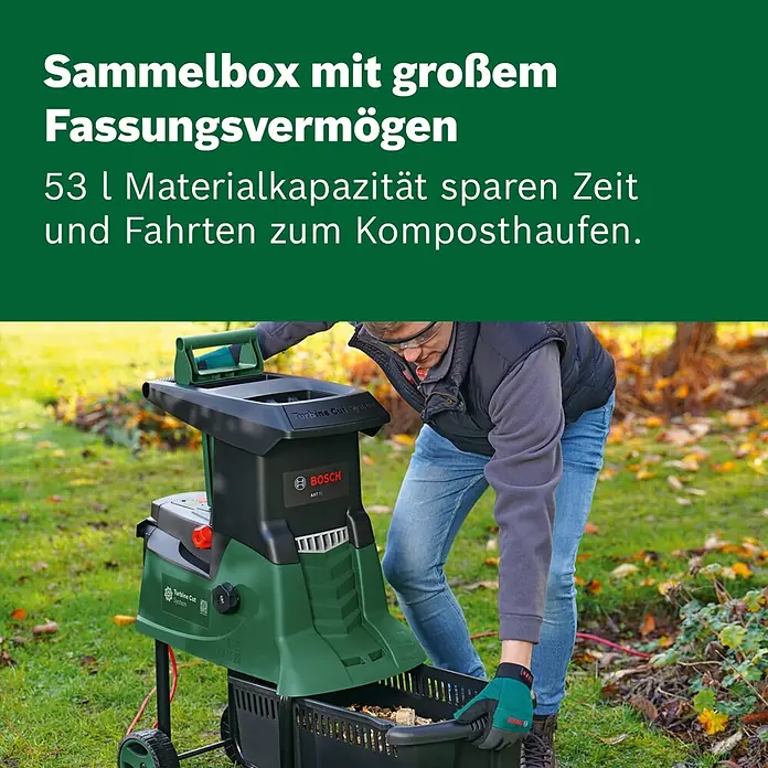 Bosch Elektro-Häcksler AXT 25 TC - Max. Aststärke: 4,5 cm, 2.500 W - Grüner Bosch Gartenhäcksler mit 53L Auffangbox, von einem Mann benutzt.