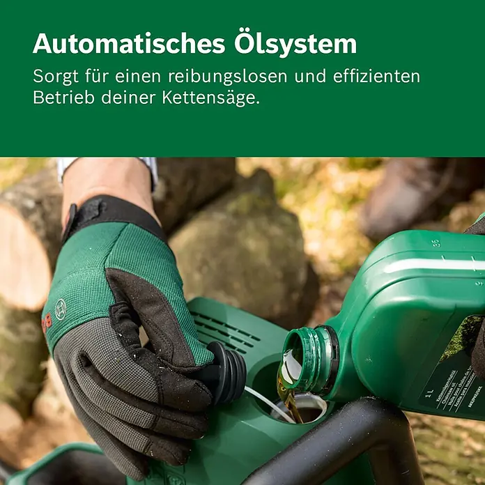 Bosch Power for All 18V Akku-Kettensäge PKE18V-30-28 - 18 V, 4 Ah, Li-Ionen, 1 Akku, Schwertlänge: 30 cm - Eine Person in grünen Handschuhen füllt Kettensägenöl aus einer grünen Flasche in eine grüne Kettensäge.