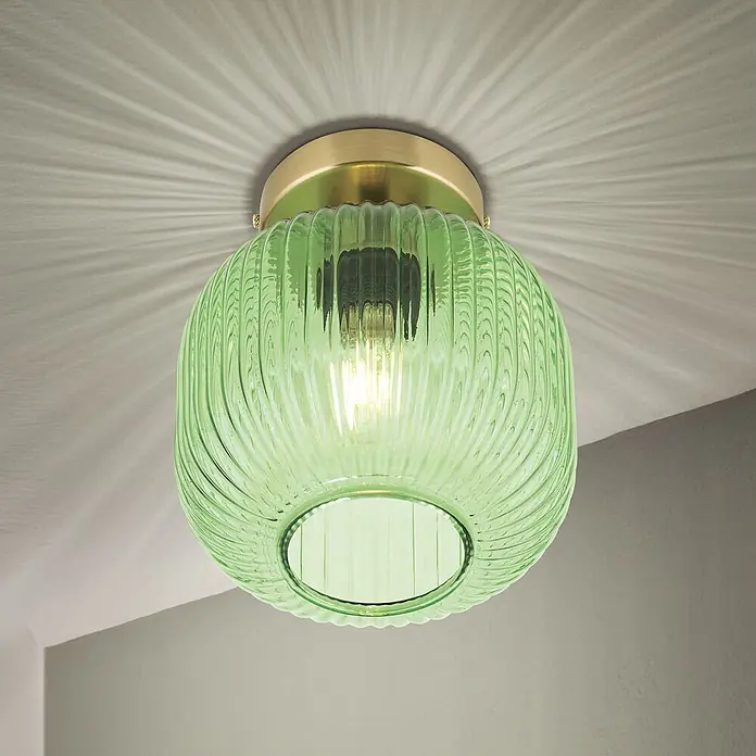 Orion Leuchten Deckenleuchte rund - E27 - Grüne geriffelte Glasdeckenleuchte mit Messingsockel, die Licht aussendet und radiale Schatten an die Decke wirft.