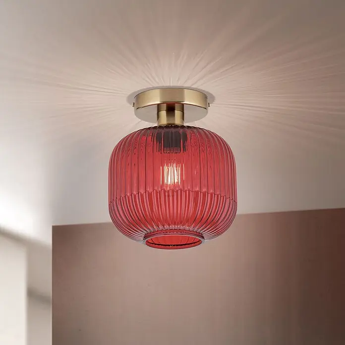 Orion Leuchten Deckenleuchte rund - E27 - Rote gerippte Glas-Deckenleuchte mit Messingsockel, die Licht abgibt und Muster an die Decke wirft.