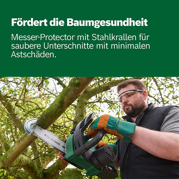 Bosch Power for All 18V Akku-Kettensäge UniversalChain 18 - 18 V, Li-Ionen, 1 Akku, Schwertlänge: 20 cm - Mann mit Schutzbrille und Handschuhen nutzt eine grüne und schwarze Bosch Kettensäge mit Messerschutz zum Schneiden eines Astes.