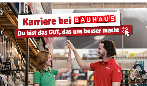 2 BAUHAUS Mitarbeiter stehen im Gang vom Fachcentrum und geben sich ein High-Five