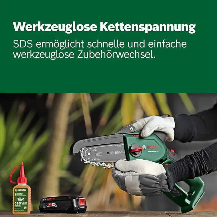 Bosch Power for All 18V Akku-Kettensäge EasyChain 18V-15-7 - 18 V, Li-Ionen, 1 Akku, Schwertlänge: 15 cm - Behandschuhte Hände halten eine grün-schwarze Bosch EasyChain Mini-Kettensäge. Akku und Kettenöl liegen bereit, Betonung auf werkzeugloser Kettenspannung.