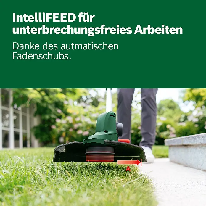 Bosch Power for All 18V Akku-Rasentrimmer UniversalGrassCut 18V-26 - 18 V, Li-Ionen, Ohne Akku - Grüner und schwarzer Rasentrimmer schneidet Gras präzise entlang eines gepflasterten Weges, ein Pfeil zeigt den Schnittbereich.