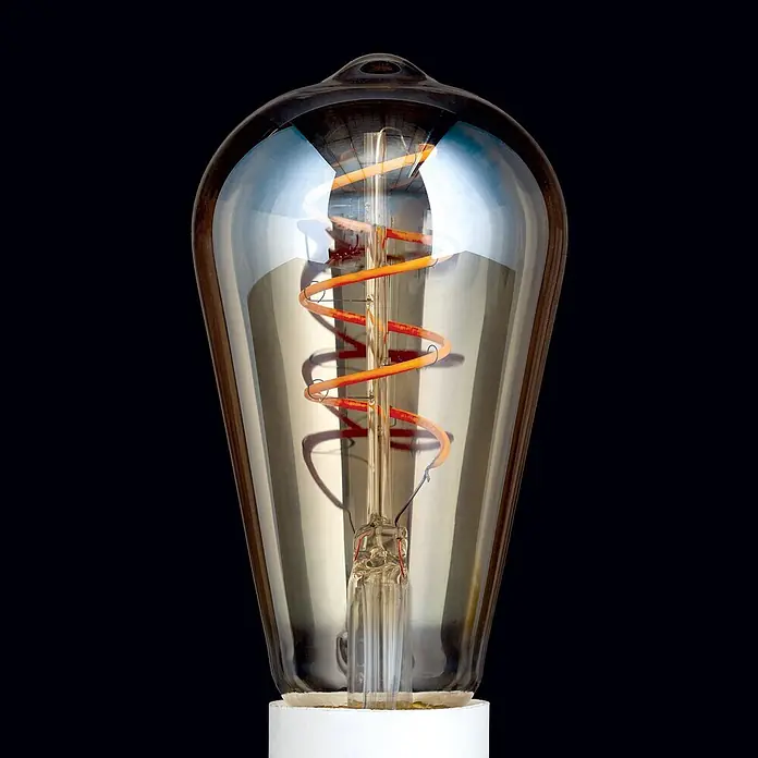 Orion Leuchten LED-Lampe - E27, Dimmbar, Warmweiß, 300 lm, 4 W - LED-Filamentlampe im Vintage-Stil mit klarem Glas und spiralförmigem amberfarbenem Filament auf weißem Sockel.