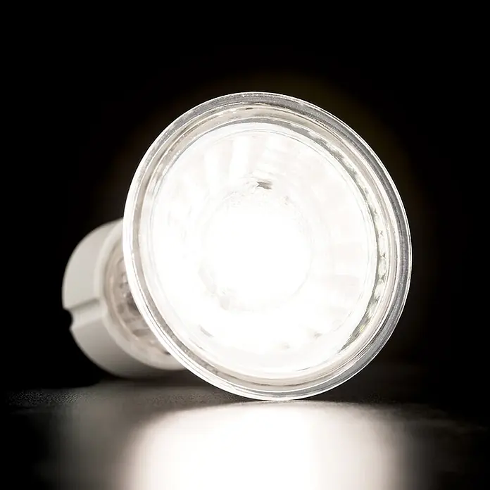 Orion Leuchten LED-Lampe - GU10, Dimmbar, Warmweiß, 400 lm, 5 W - Hell leuchtende weiße Spotlampe mit klarer Front auf dunklem Untergrund.